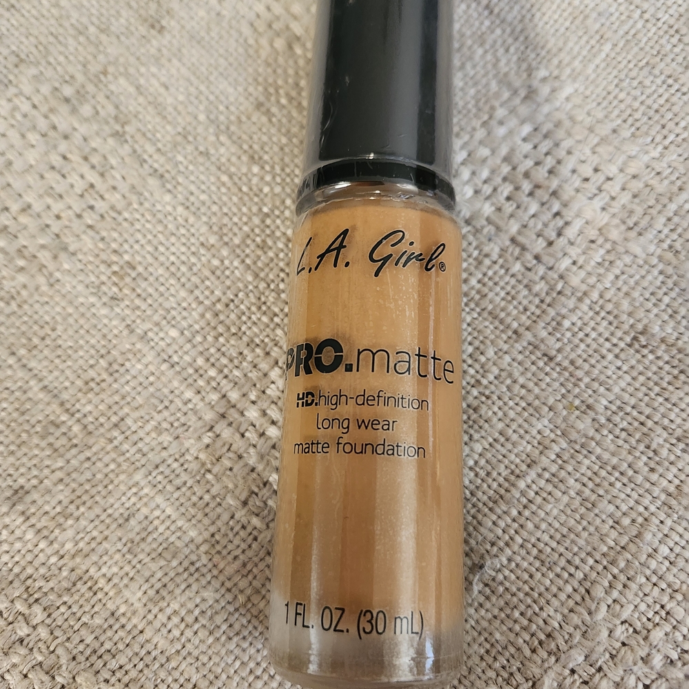 L.A. Girl PRO Matte Foundation - Golden Bronze